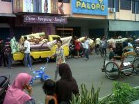 Tampak warga memindahkan barang-barang mereka saat berhembus isu Pasar Sentral Palopo akan di bakar massa.