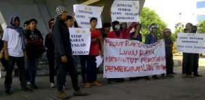 Puluhan Mahasiswa yang mengatasnamakan Front Rakyat dan Mahasiswa Luwu Raya kembali menggelar unjuk rasa menuntut percepatan pemekaran Daerah Otonomi Baru, Luwu Tengah, di depan Kantor DPRD dan Kantor Gubernur Sulawesi Selatan, Rabu (20/11/2013).