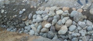 Pengerjaan Proyek Bendungan Lekopini telihat asal-asalah: setelah semen di pasang, batu-batu kemudian hanya digelontorkan turun tanpa diatur kemudian ditutupi semen lagi, begitu seterusnya, Rabu (11/12/2013).