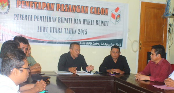 Nampak Ketua KPU Luwu Utara Suprianto berseta Komisioner lainnya, Komisioner Panwaslu Luwu Utara Samsul Rizal, Unsur Muspida dan LO Calon Bupati dan Wakil Bupati Luwu Utara pada saat penetapan Calon di Kantor KPU Luwu Utara (Senin, 24/08/15).