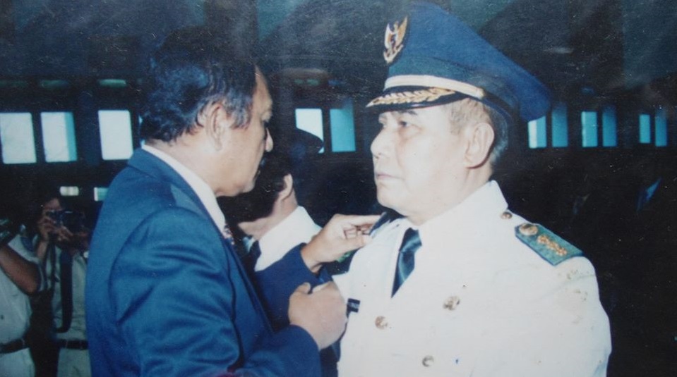 Tenriadjeng saat dilantik sebagai Pj.Wali Kota Palopo oleh Gubernur Sulawesi Selatan H.Z.B Palaguna (2002)