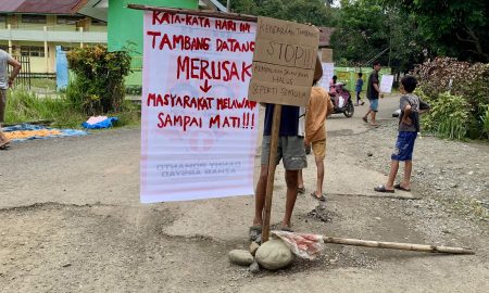 Warga Desa Bonelemo, Kecamatan Bajo Barat memblokade kendaraan tambang PT Masmindo Dwi Area
