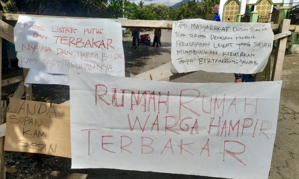 Kendaraan berat PT. Masmindo Dwi Area memutuskan kabel listrik PLN ke rumah warga di Dusun Baloa, Desa Bonelemo, Kecamatan Bajo Barat, Luwu, Senin (15/9/2025).