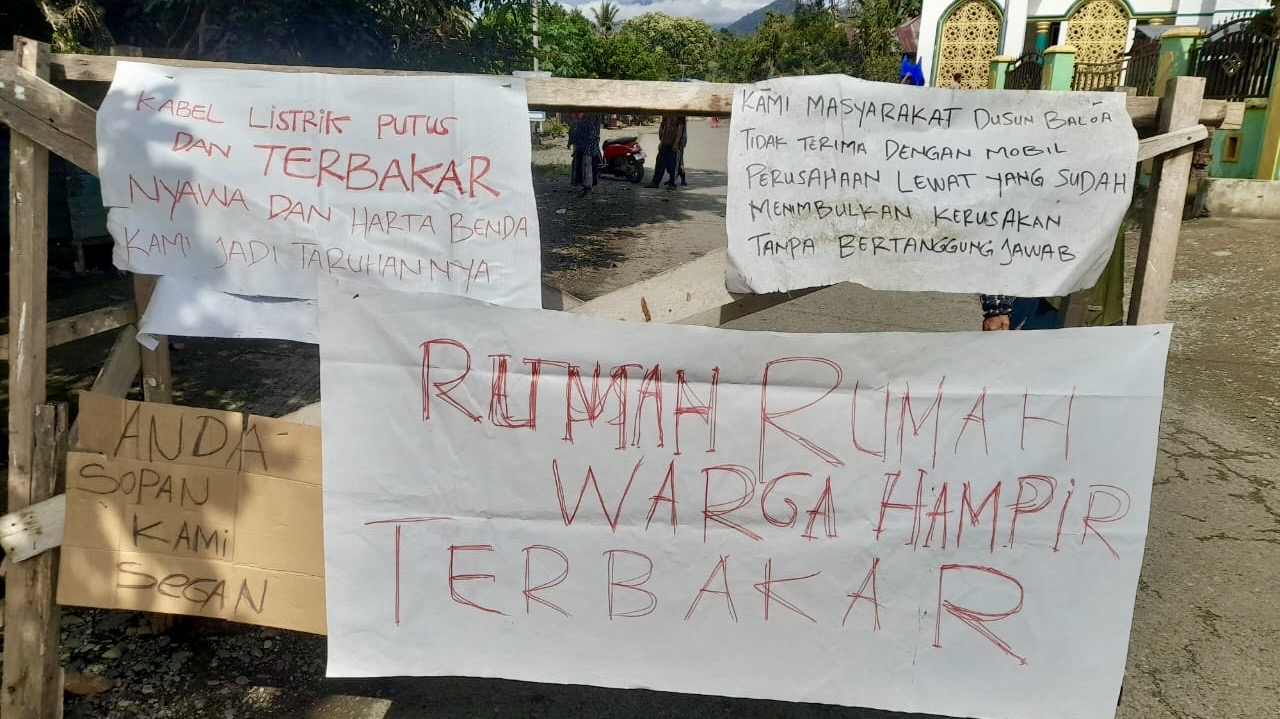 Kendaraan berat PT. Masmindo Dwi Area memutuskan kabel listrik PLN ke rumah warga di Dusun Baloa, Desa Bonelemo, Kecamatan Bajo Barat, Luwu, Senin (15/9/2025).