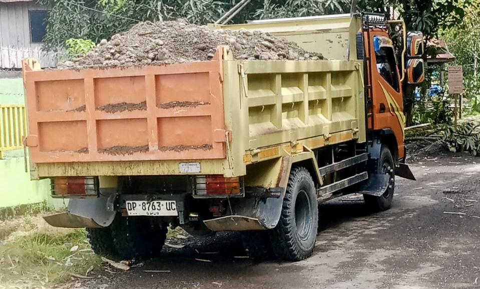 Merusak Jalan Aspal, Hanya Timbun Kerikil, Warga Luwu: PT Masmindo Memang Hanya Datang Merusak